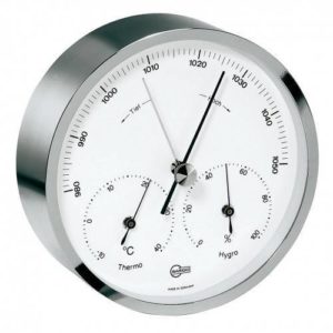 Ronde zilveren barometer met witte schaalplaat en zwarte cijfers voor de temperatuur, luchtvochtigheid en luchtsdruk.