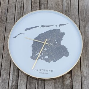 Vooraanzicht fryske klok met op de wijzerplaat kaart van Friesland met waddeneilanden in het zwart. witte achtergrond, messing lijst en wijzers.